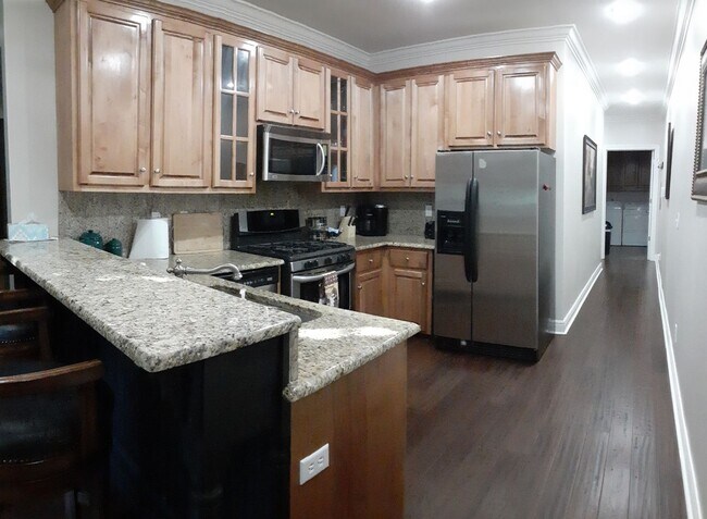 Building Photo - 3 BD/3.5 BR Fully Furnished