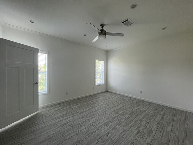 Building Photo - 557 Bimini Cay Cir