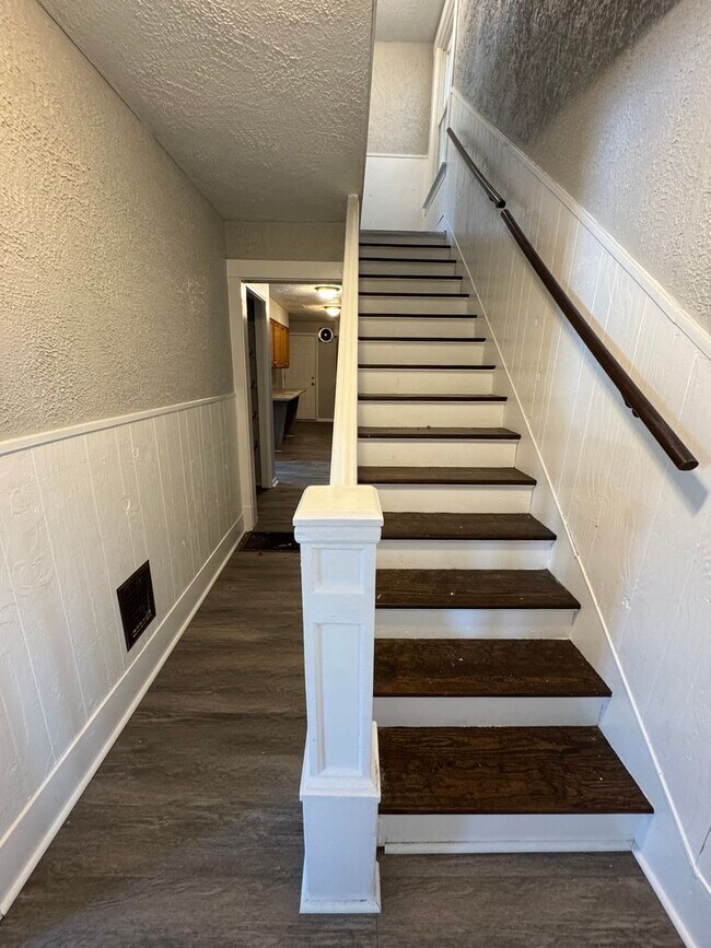 Building Photo - 4 Bedroom 2 Bath in Mckees Rocks!