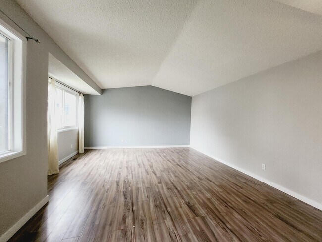 Building Photo - 405 Willow Ct NW