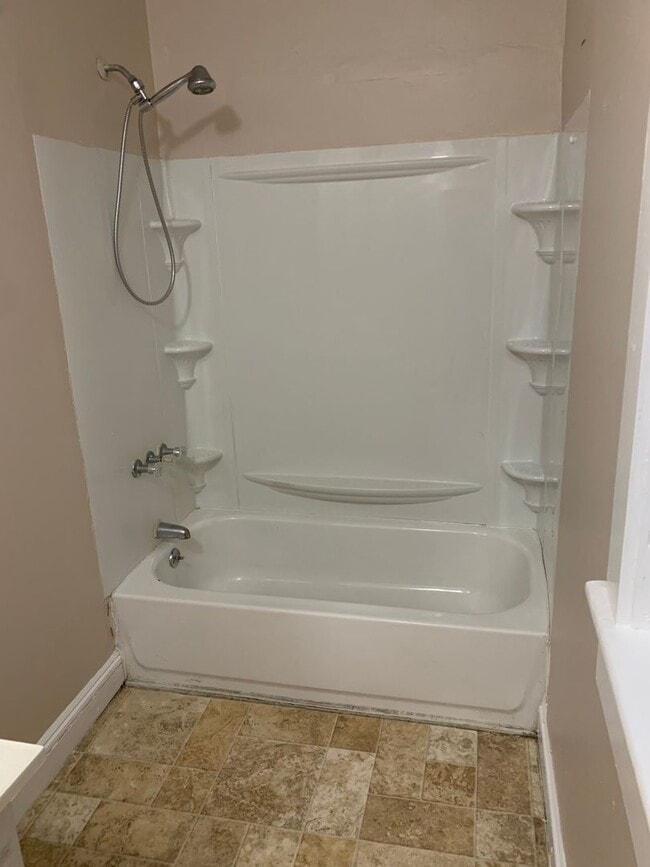 Building Photo - 168 Downs St