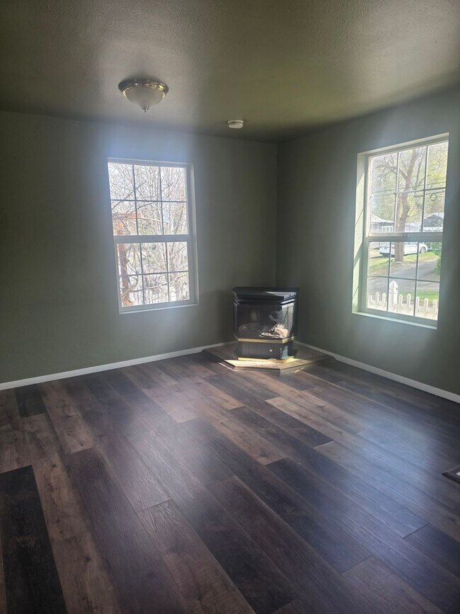 Building Photo - 3 Bedroom 1 Bathroom Home