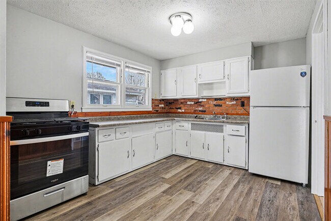 Foto del edificio - Charming 3-bedroom, 1-bath gem in the heart of Mishawaka!