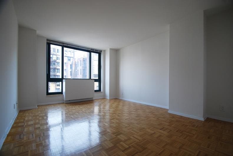 Primary Photo - 115 E 15th St