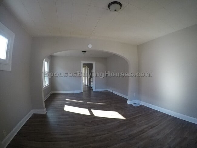 Building Photo - 894-896 N Gladstone Ave