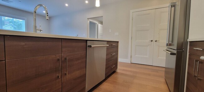 Foto del edificio - Large 2bd/2bath with Garage parking! Steps to Commuter Rail!