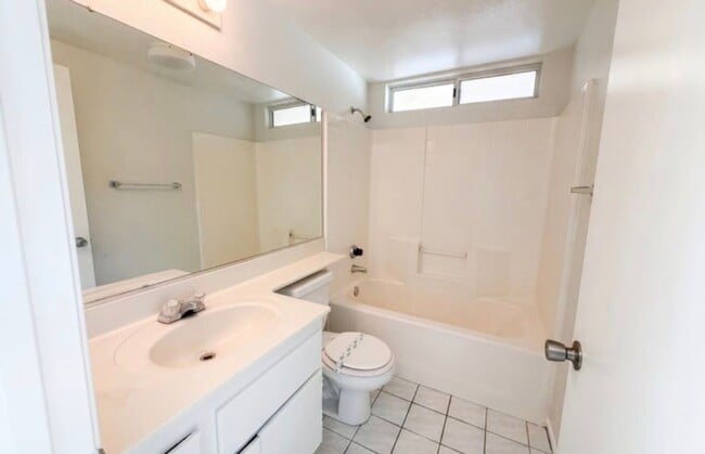 Building Photo - 2565 W Fairview Dr