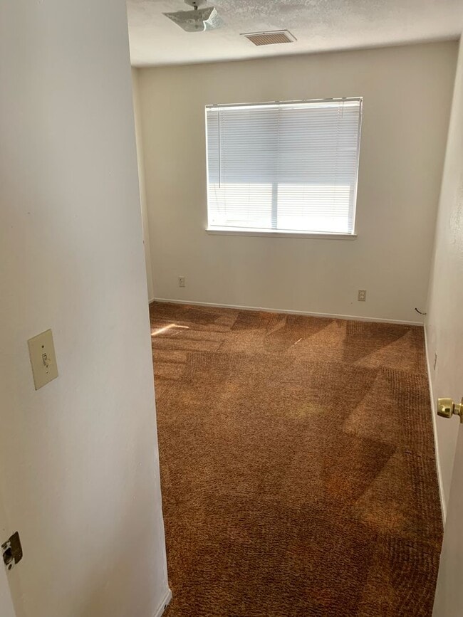 Building Photo - 337 S Sunset St