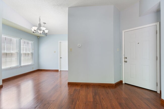 Foto del edificio - 9929 Village Briar