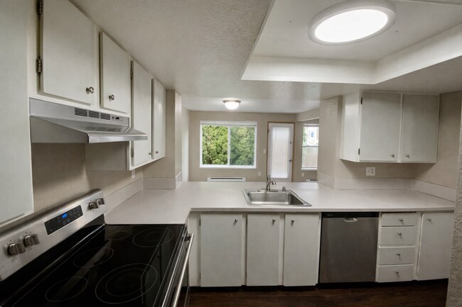 Foto del edificio - 2 Week Special - 3BR Home w/ Garage, Yard & Fireplace