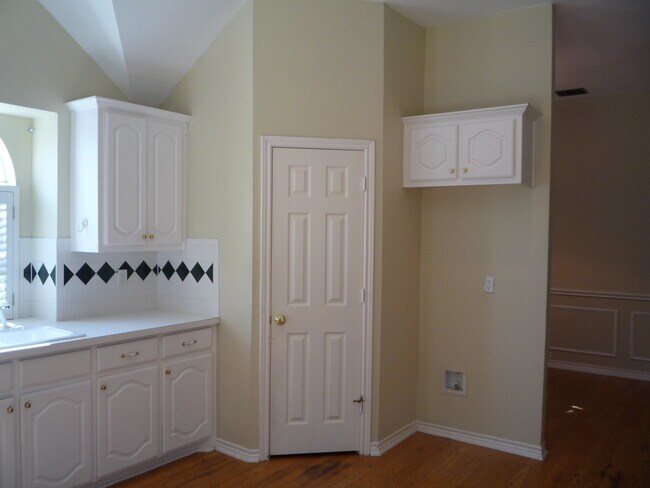 Building Photo - 1406 Oxford Dr
