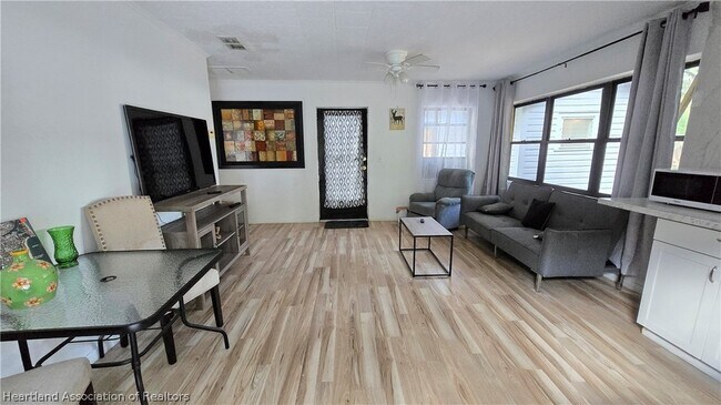 Foto del edificio - 44 Crawford Dr
