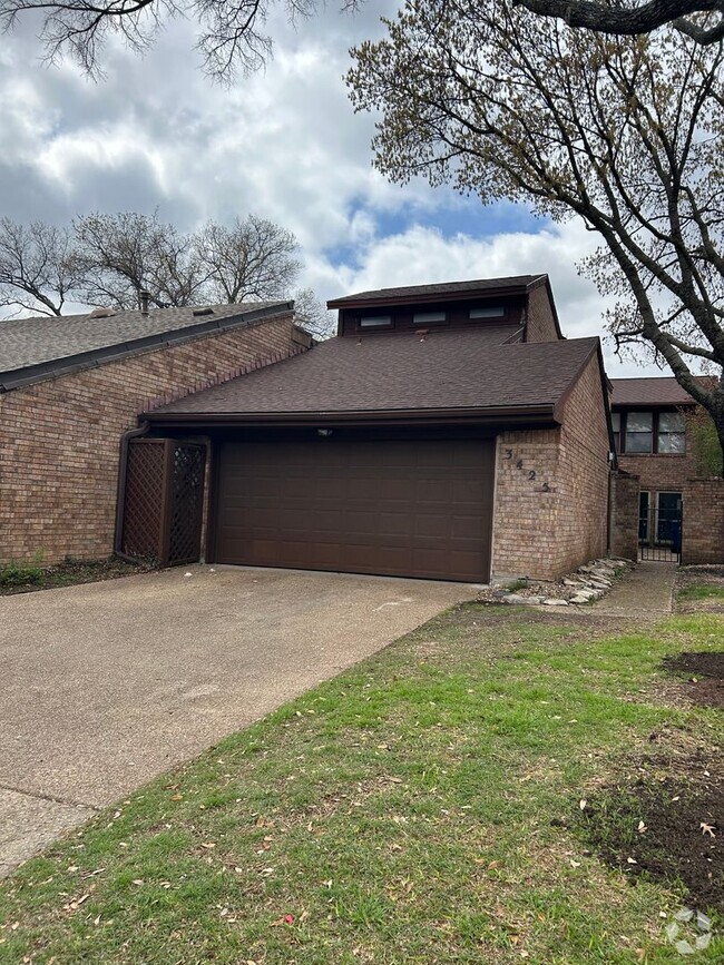 Building Photo - 3425 Courtyard Cir