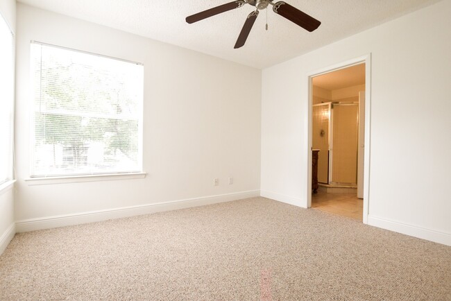 Building Photo - Charming 2 Bed 2 Bath Second Floor Gated C...