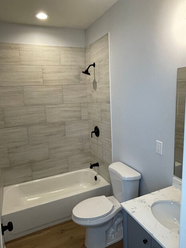 Building Photo - New 3BD/3.5BA w/ Gated Parking, great location Close to Downtown.