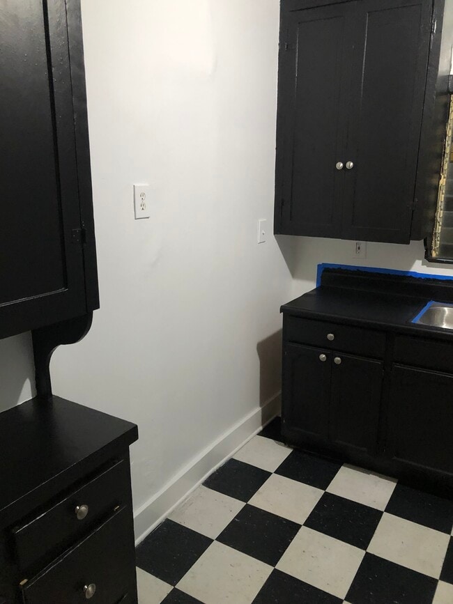 Kitchen Photo#2 - 717 1/2 N Ridgewood Pl