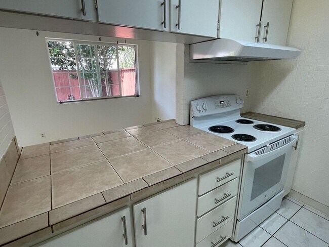 Foto del edificio - Spacious 2 Bedroom, 1 Bath Apartment w/ 1 Car Covered parking and onsite laundry