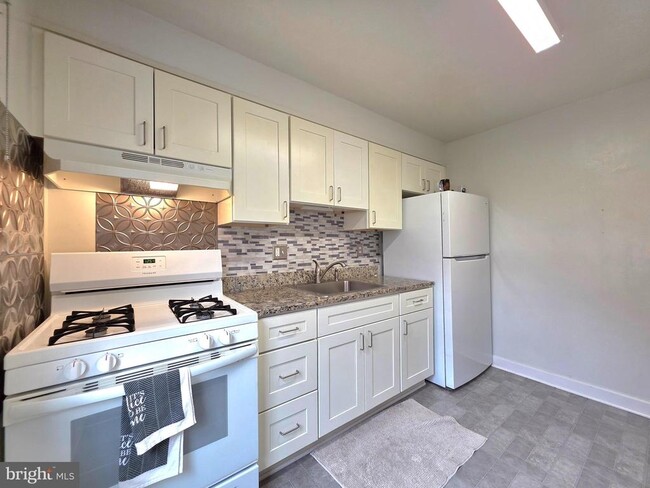 Building Photo - 6620 Boulevard View