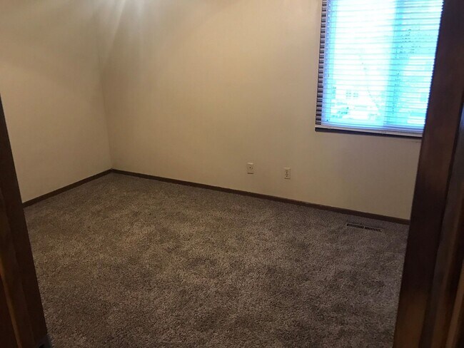 Foto del edificio - 2 bedroom townhouse close to campus-free p...