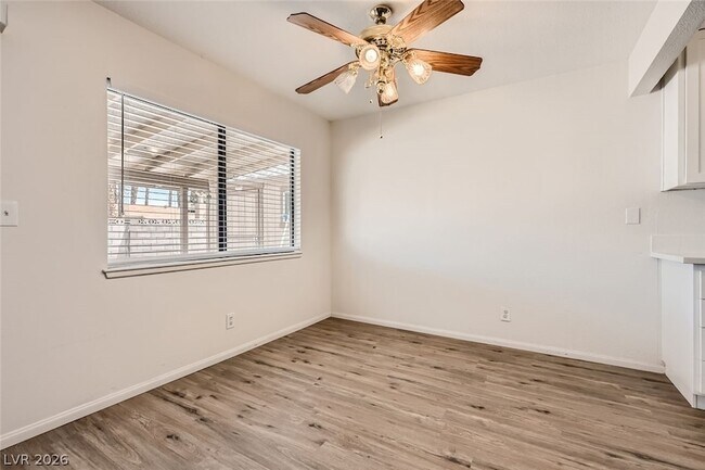 Building Photo - 2422 La Luna Dr