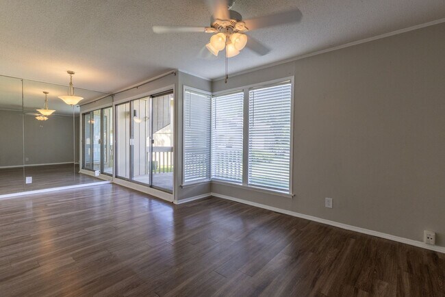 Foto del edificio - First floor condo available now! Pool views!