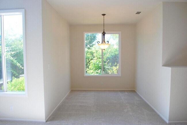 Building Photo - Detached Sunny Home In Gated Vista Pointe ...