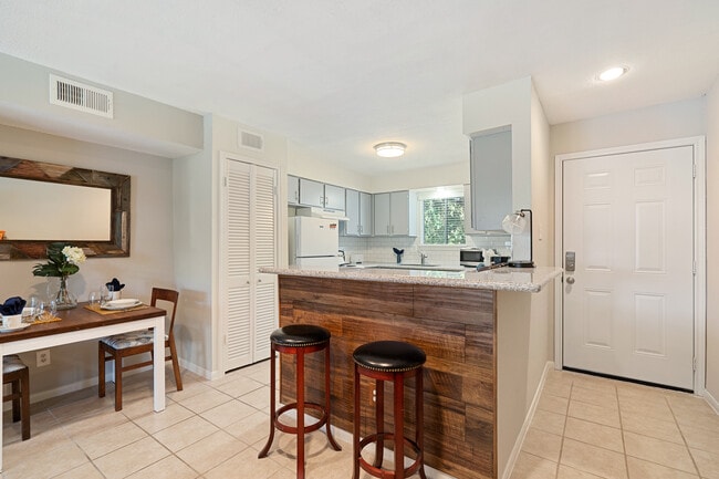 Counter eating area - 12100 Melville Dr