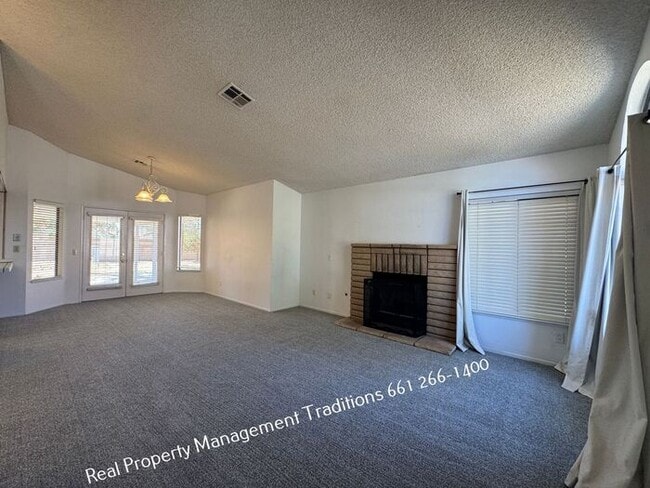 Building Photo - Charming 3 + 2 in East Palmdale home