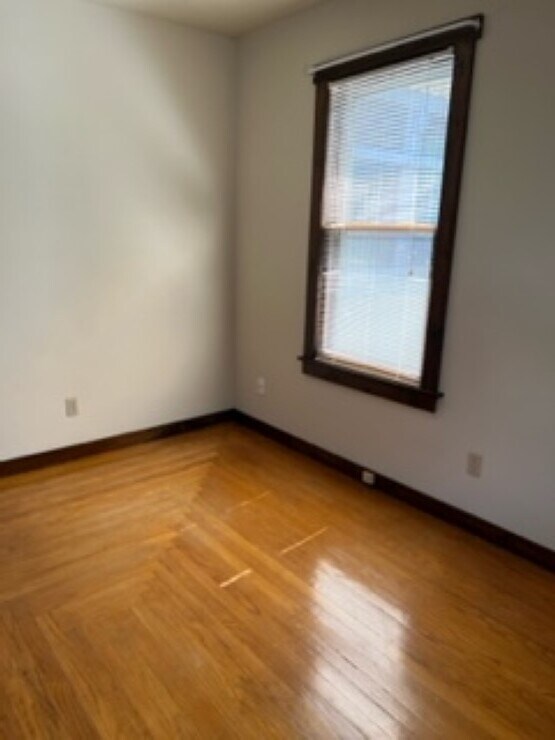 Bedroom, Hardwood Floors - 59 Franklin St