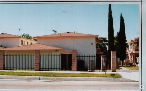 Building Photo - 275 E 49th St