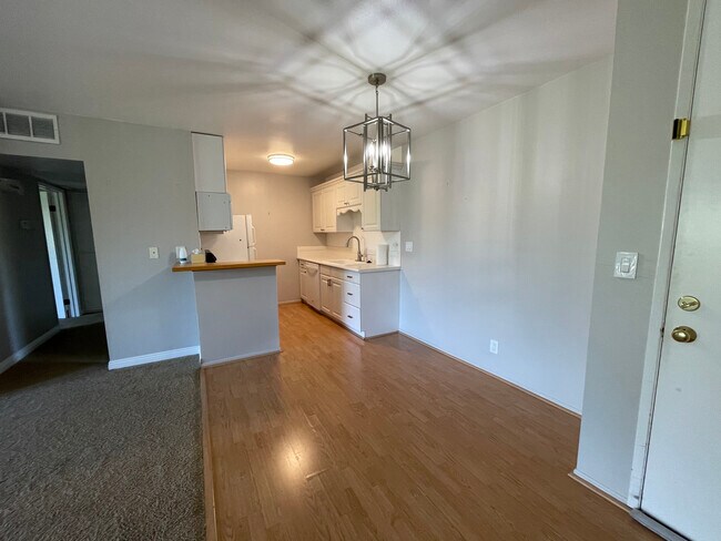 Foto del edificio - 576 N Bellflower Blvd