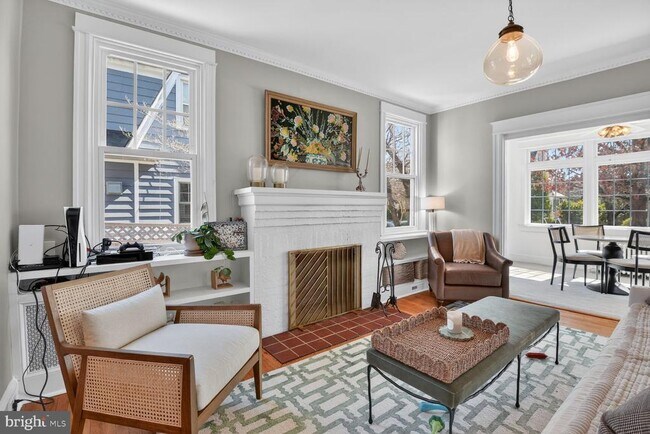 Foto del edificio - 3365 Runnymede Pl NW