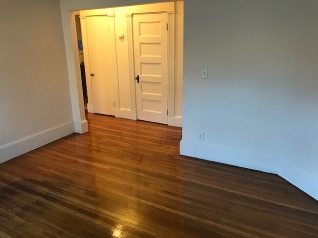 Foto del edificio - No Brokers Fee, No Security Deposit, Heat,...