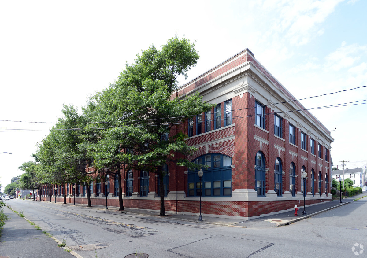 Foto del edificio - Car Barn Apartments