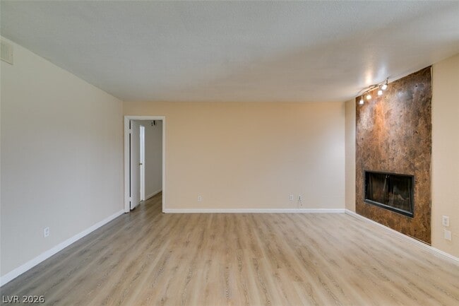 Foto del edificio - 1604 Justin Pl