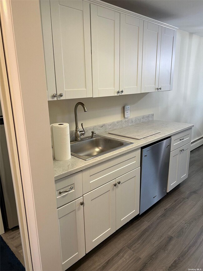 100 Jervis Ave Unit 100, Farmingdale, NY 11735 Room for Rent in