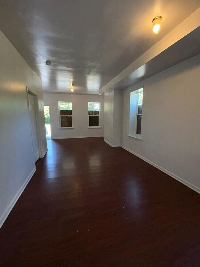 Building Photo - Beautiful big property with AC