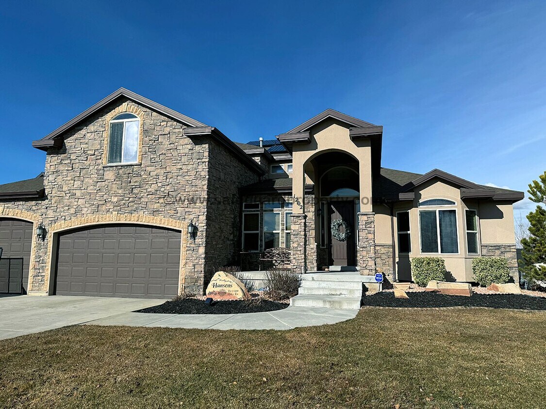 Primary Photo - Beautiful Home available with Short Term L...