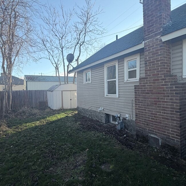 Building Photo - 2216 N Oak St