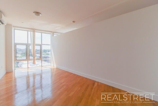 Building Photo - LUXURY 2 Bed LOFT in Queens!