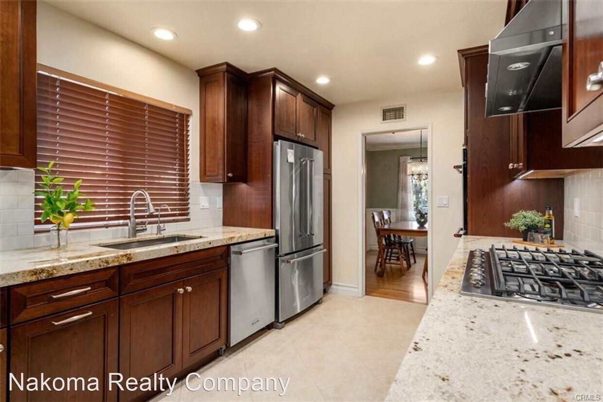 Primary Photo - 7 br, 4 bath House - 837 E Adams Ave