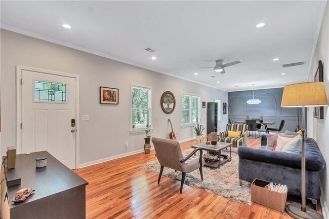 Building Photo - 2418 Bollingbrook Dr SW