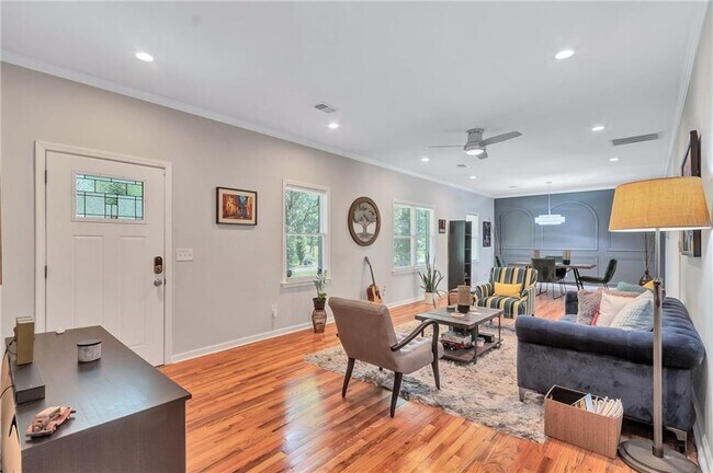 Foto del edificio - 2418 Bollingbrook Dr SW