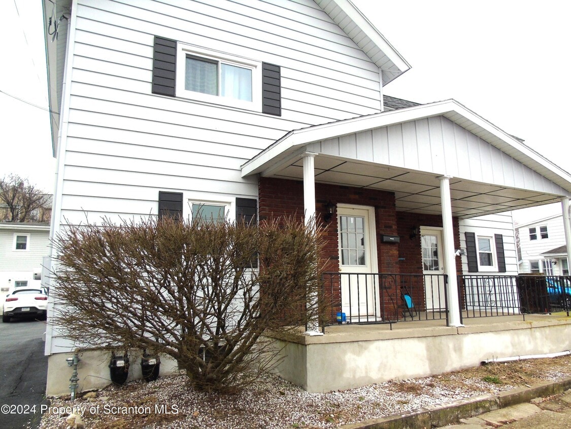 112 E Elm St, Dunmore, PA 18512 Room for Rent in Dunmore, PA