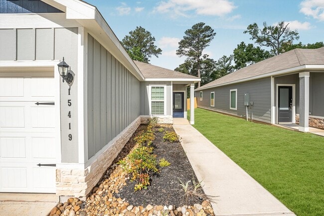 Building Photo - 15419 Maple Ter Dr