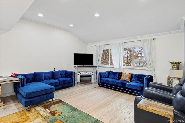 Building Photo - 18 South Dr