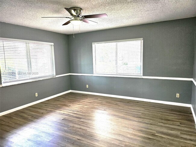 Foto del edificio - 1040 NW 73rd Terrace