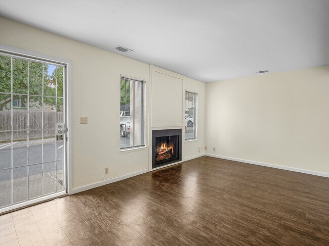 Building Photo - 3105 Garden Cir