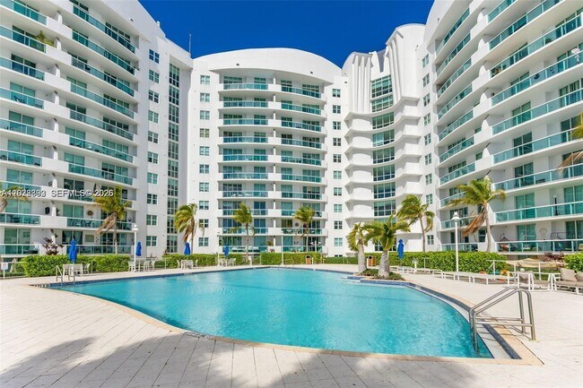 Foto del edificio - 7910 Harbor Island Dr