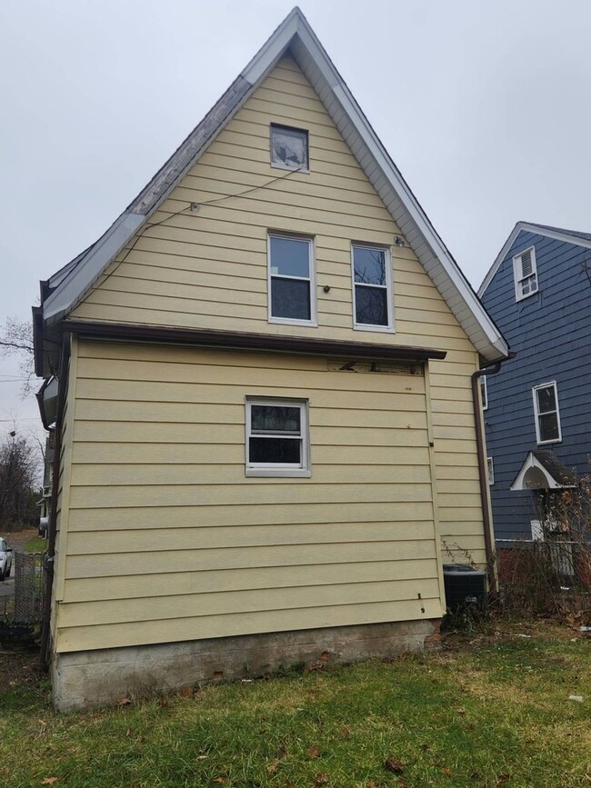 Building Photo - Charming 2-Bedroom Property in Prime Location